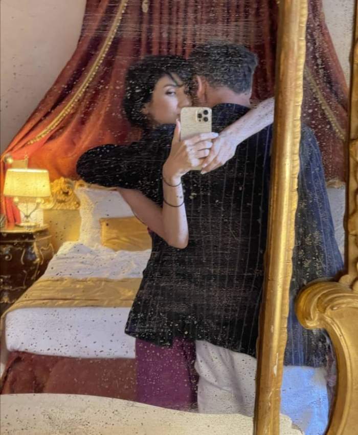 Daliana Răducan și Răzvan Simion, fotografie din dormitor, în oglindă