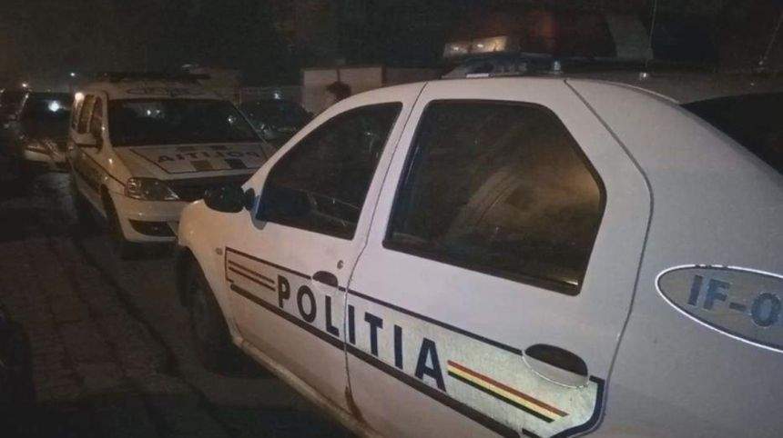 Mai multe mașini de poliție parcate