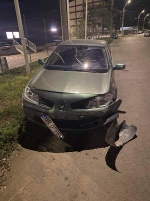 Accident grav în Brăila. Mașina unui tânăr a fost complet avariată, apoi izbită de un stâlp de electricitate. Vinovatul este acum de negăsit / FOTO