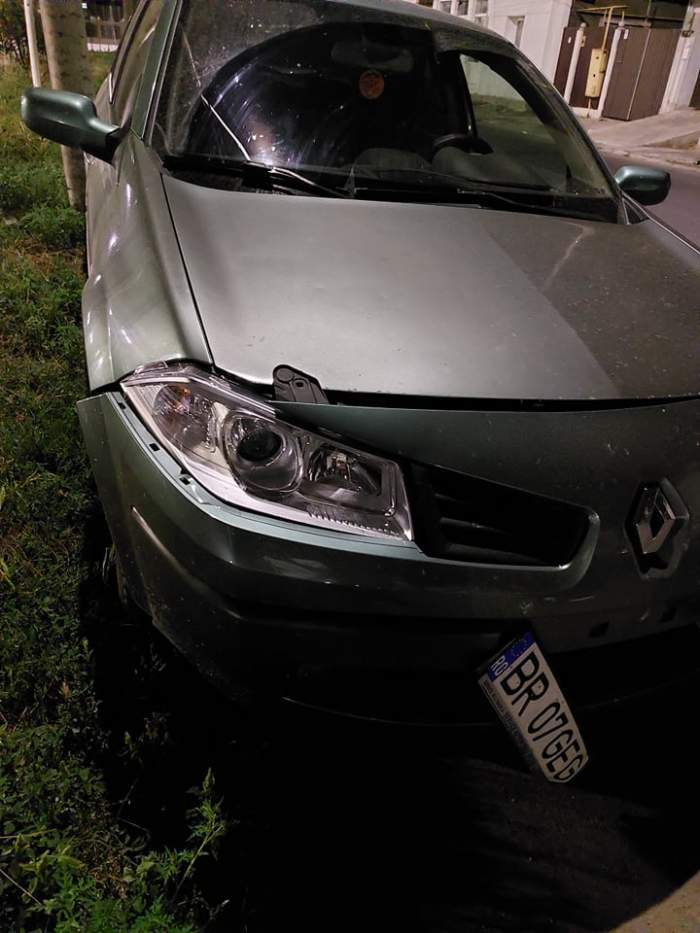Accident grav în Brăila. Mașina unui tânăr a fost complet avariată, apoi izbită de un stâlp de electricitate. Vinovatul este acum de negăsit / FOTO