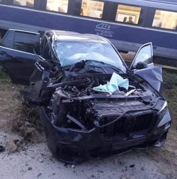 Accident teribil pe calea ferată! Un tren care circula spre Constanța a intrat într-un autoturism / FOTO