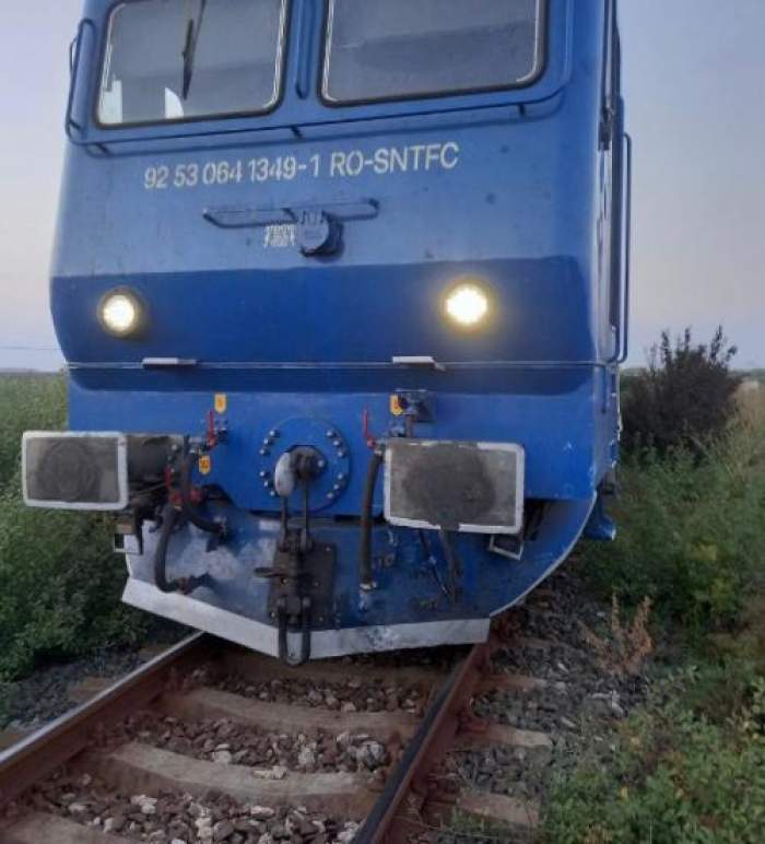 Accident teribil pe calea ferată! Un tren care circula spre Constanța a intrat într-un autoturism / FOTO