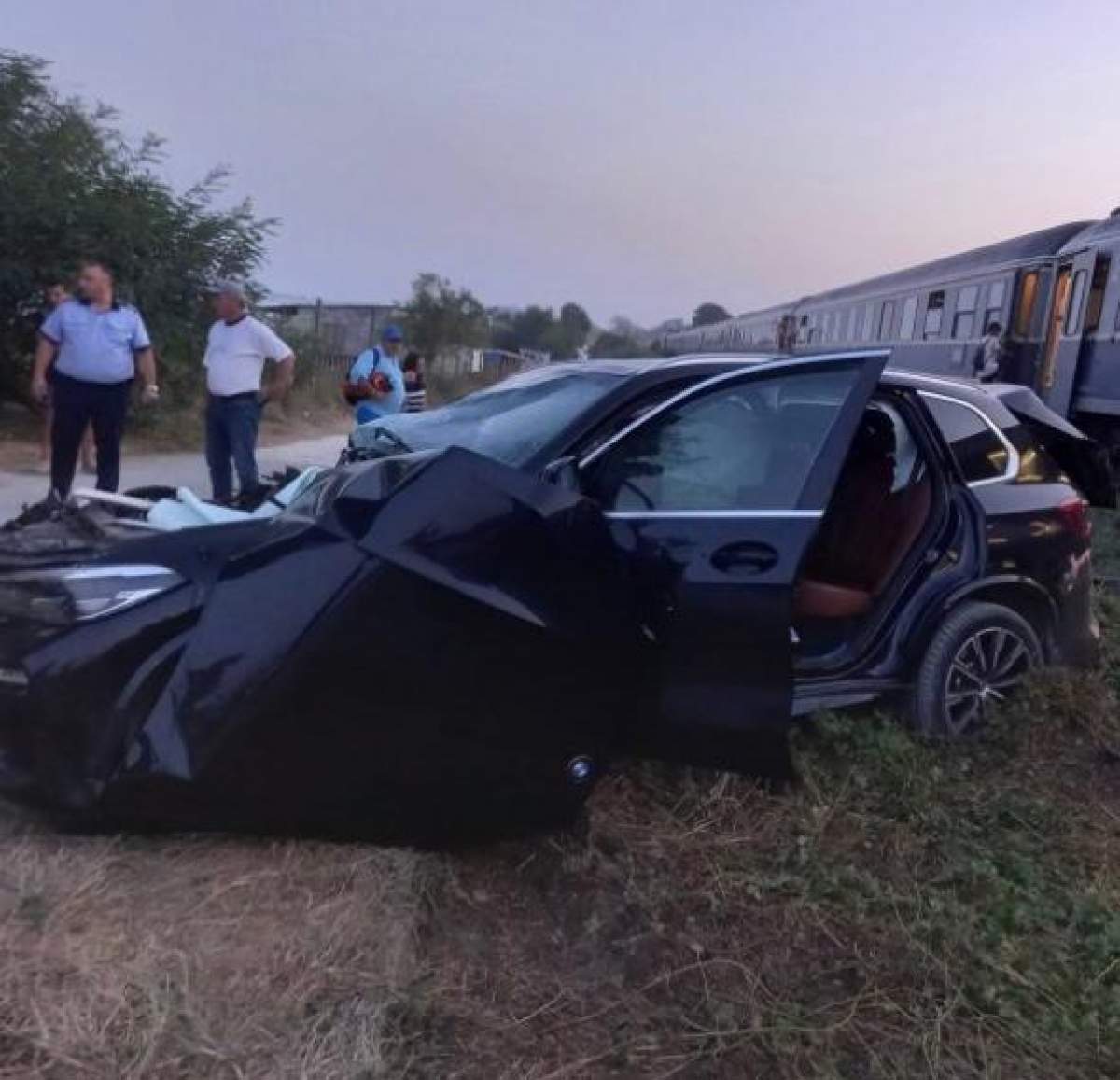 Accident teribil pe calea ferată! Un tren care circula spre Constanța a intrat într-un autoturism / FOTO