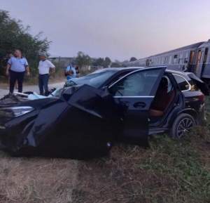 Accident teribil pe calea ferată! Un tren care circula spre Constanța a intrat într-un autoturism / FOTO