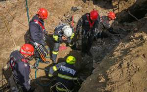 Muncitori prinși sub un mal de pământ, lângă Biblioteca Națională din București. Doi bărbați au murit / FOTO
