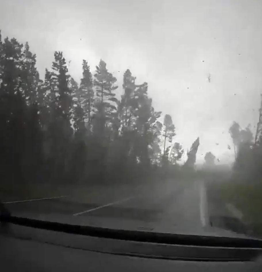 Scene cumplite în Rusia din cauza furtunilor violente! Un copil și doi adulți au pierdut lupta cu viața, iar un șofer a fost prins în mijlocul tornadei / FOTO