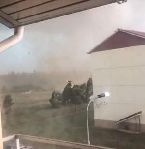 Scene cumplite în Rusia din cauza furtunilor violente! Un copil și doi adulți au pierdut lupta cu viața, iar un șofer a fost prins în mijlocul tornadei / FOTO
