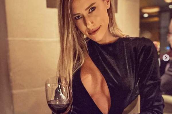Gabriela Prisacariu, doar în cămașă transparentă pe internet. Fotomodelul stă să nască, dar nu ezită să pozeze ca pe vremuri / FOTO