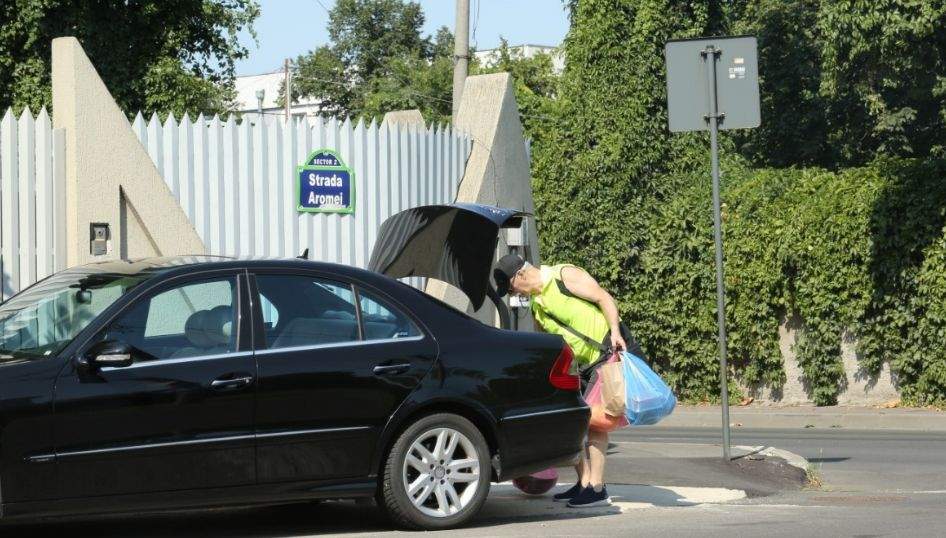 Octavian Bellu cară plase din portbagaj