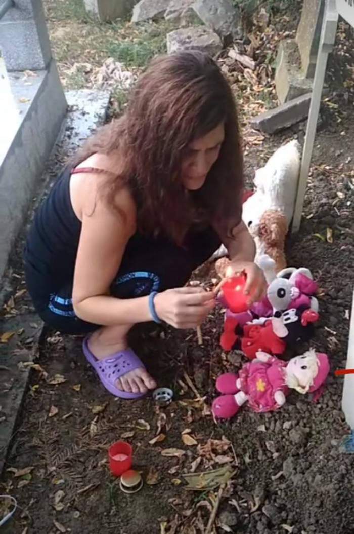 Mama gemenilor din Ploiești, imagini sfâșietoare de la mormântul celor mici: ”Jur pe viața mea că nu o să vă las singuri” / FOTO