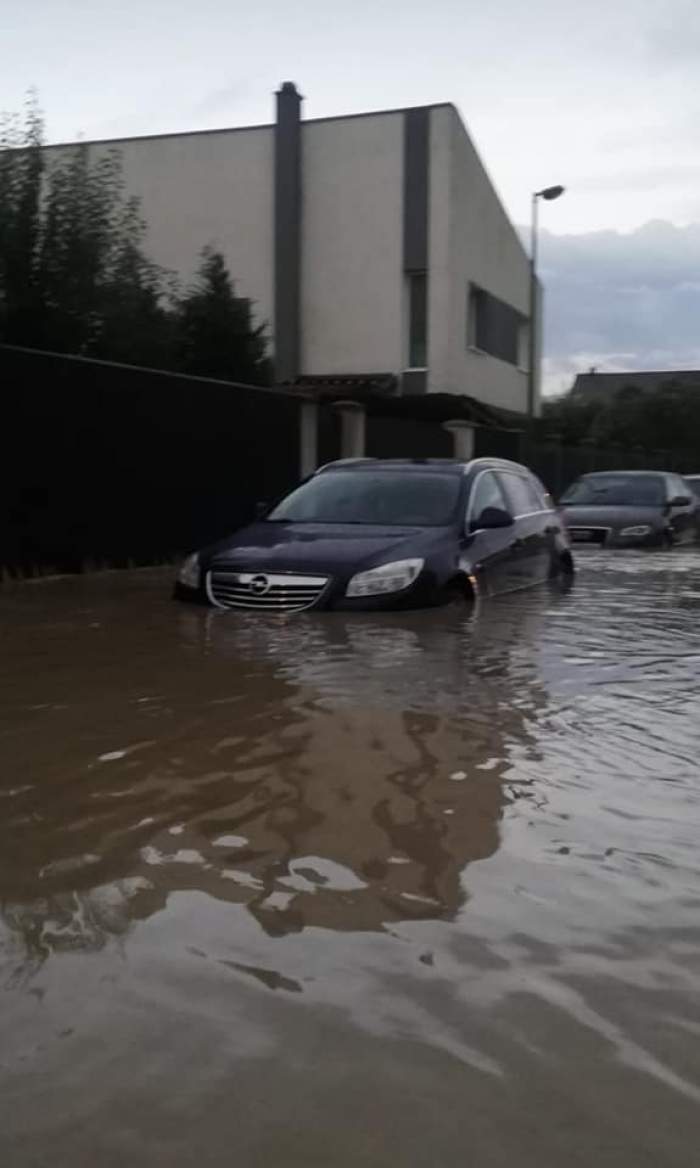Viitură de proporții în Brașov. Inundația a afectat sute de case și mașini: ”Nu mai am ce să repar la ea, e compromisă” / FOTO