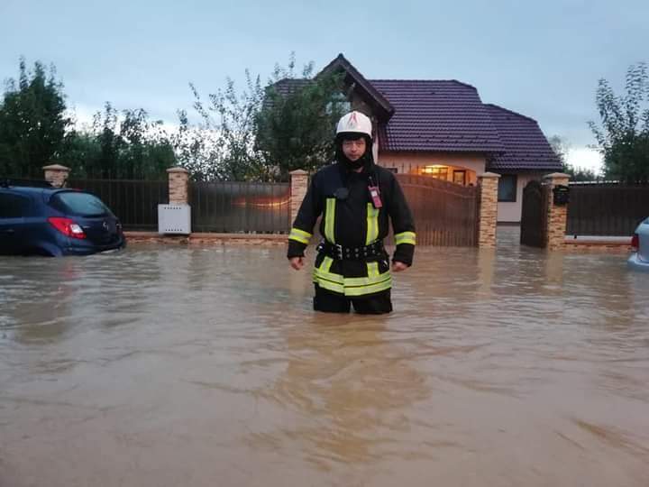 Viitură de proporții în Brașov. Inundația a afectat sute de case și mașini: ”Nu mai am ce să repar la ea, e compromisă” / FOTO