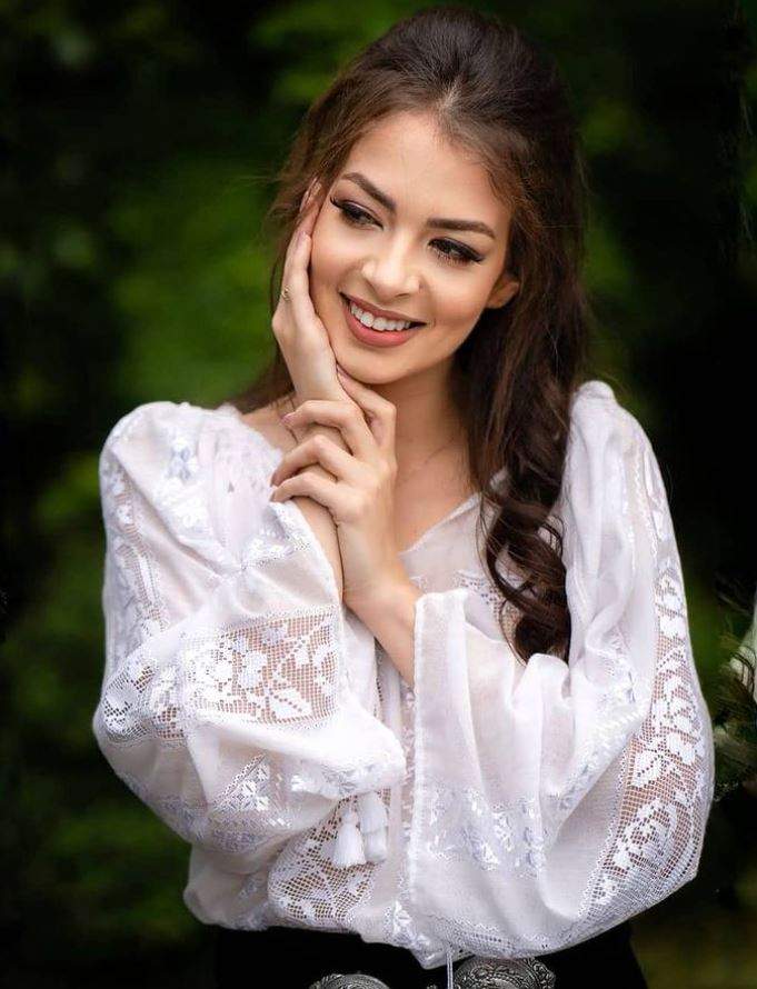 Cine este Carmina Olimpia Cotfas, câștigătoarea Miss Universe România 2021. Tânăra are doar 21 de ani