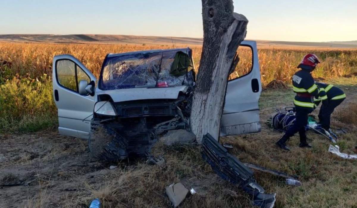 Aciident Pădurea Sarului Accident grav în zona Pădurea Sarului din Olt! Un microbuz plin cu muncitori a fost distrus / FOTO