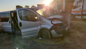 Accident grav în zona Pădurea Sarului din Olt! Un microbuz plin cu muncitori a fost distrus / FOTO