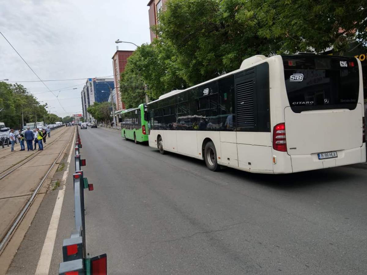 Trei persoane au ajuns la spital după ce șoferul unui autobuz din București a frânat brusc. Ce spun oficialii despre eveniment