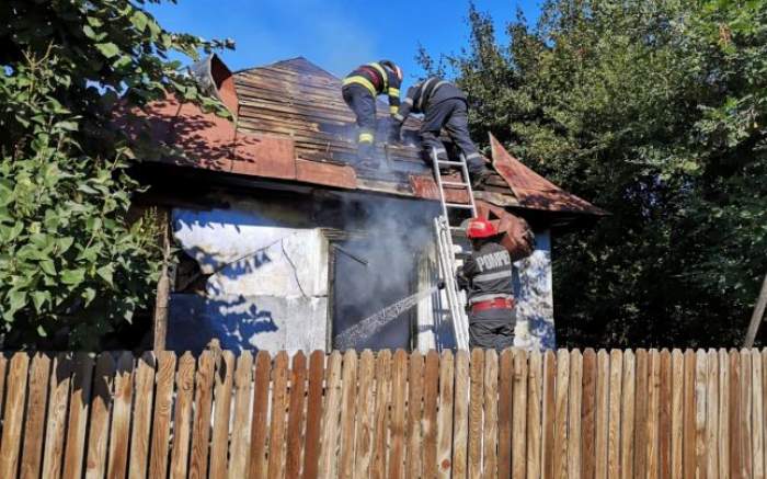 Un bărbat din Argeș a dat foc intenționat casei în care era găzduit. Proprietarii sunt în stare de șoc