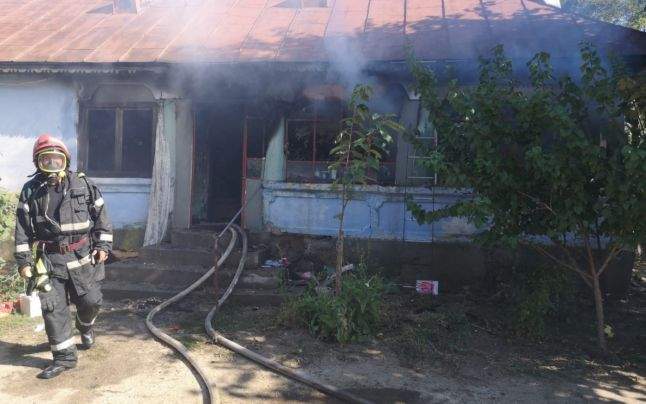 casa incendiată în Argeș