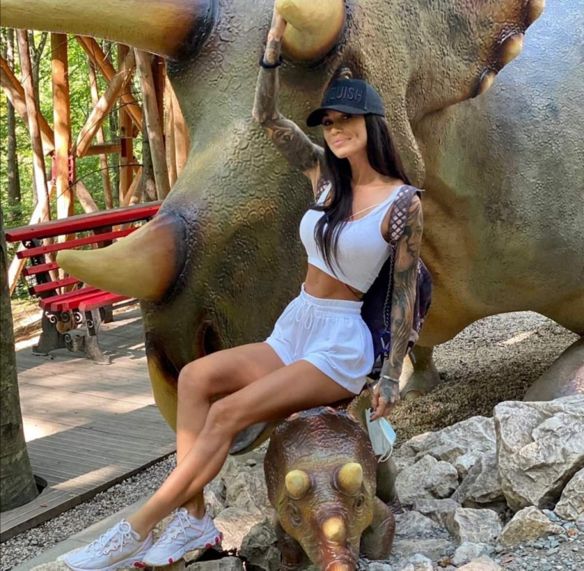 Roxana Vancea nu s-a îngrășat decât trei kilograme Roxana Vancea, pe un elefant, în ținută albă