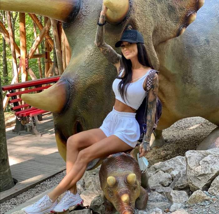 Roxana Vancea, pe un elefant, în ținută albă