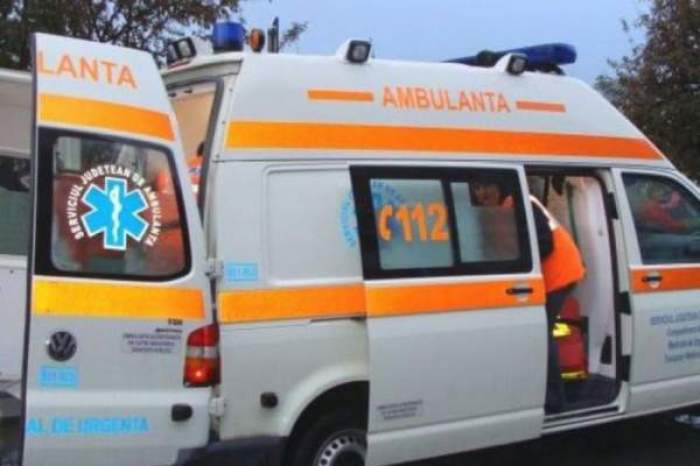 O ambulanță cu ușile deschise
