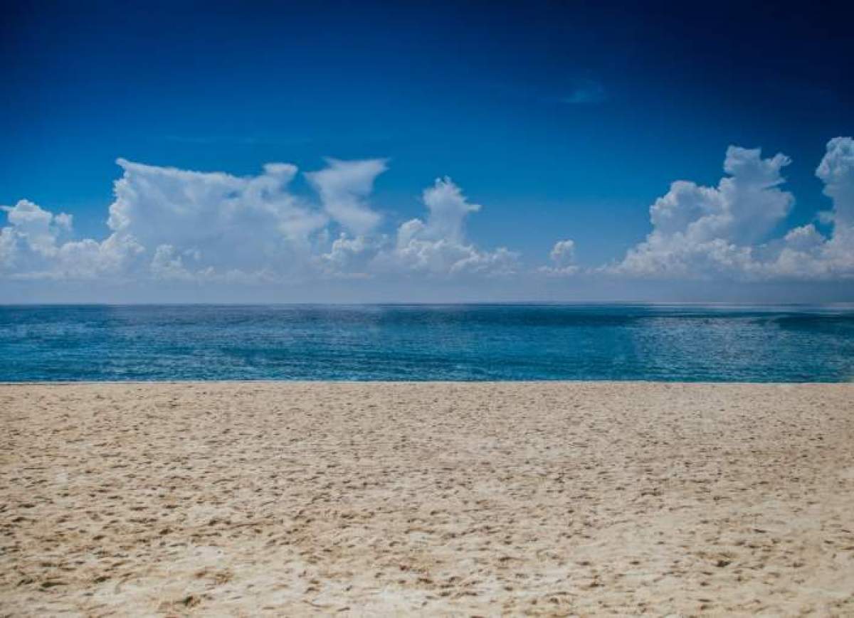 Plajă cu nisip și vedere la mare