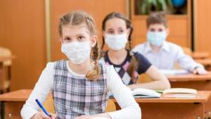 Elevii din România ar putea fi vaccinați împotriva coronavirusului chiar în unitățile școlare: ”Acolo unde e posibil, vrem să organizăm cabinete”