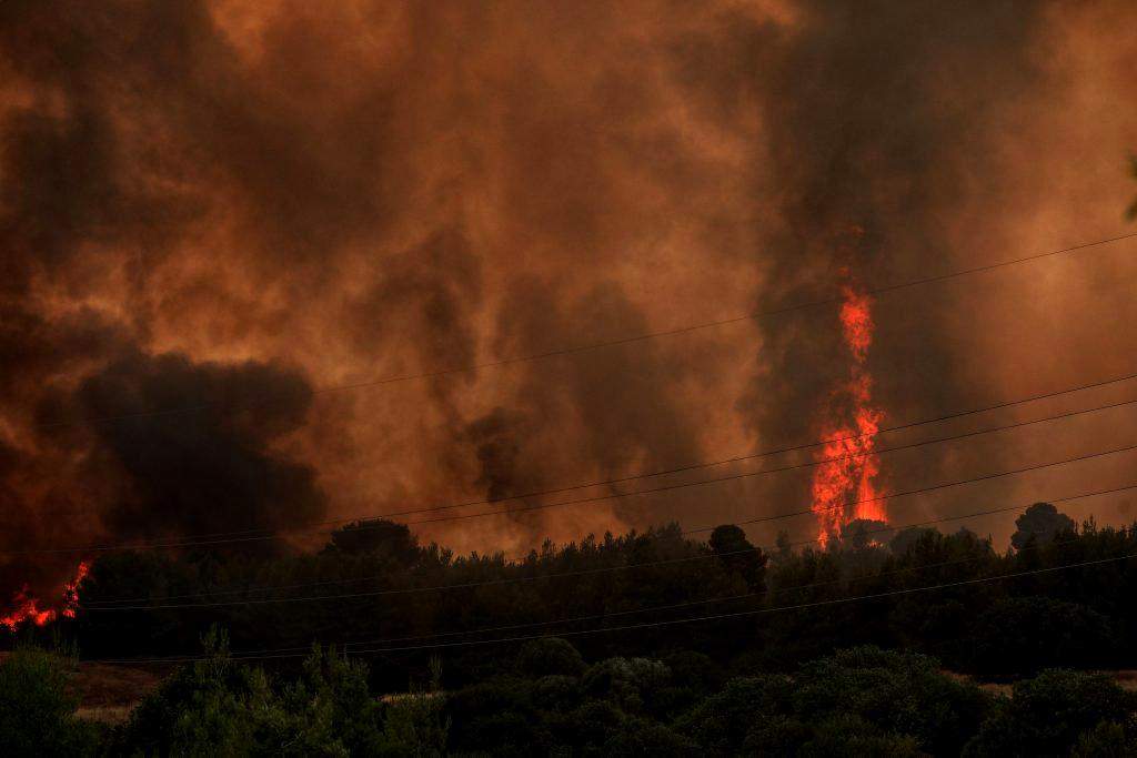 Autoritățile din Atena sunt din ce în ce mai îngrijorate din cauza incendiilor violente de vegetație. Avertismentul primit de către locuitori: "Nu ieșiți din casă și..."