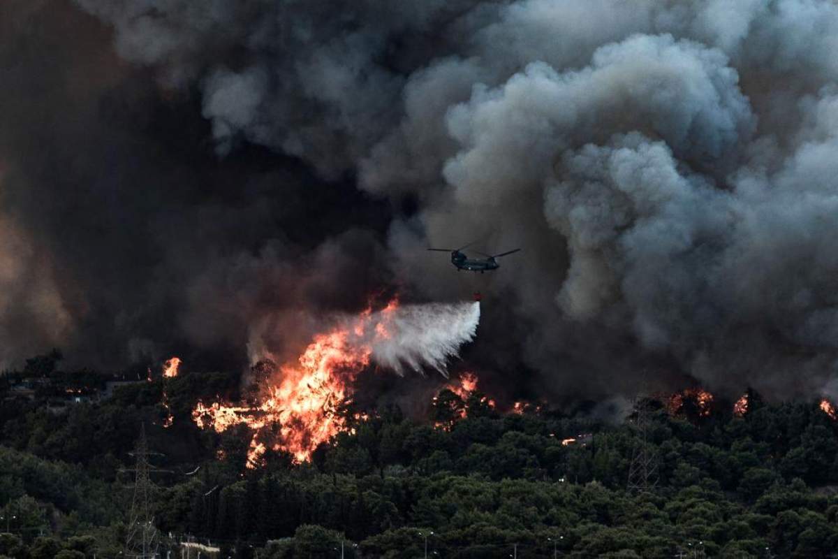 Autoritățile din Atena sunt din ce în ce mai îngrijorate din cauza incendiilor violente de vegetație. Avertismentul primit de către locuitori: "Nu ieșiți din casă și..."