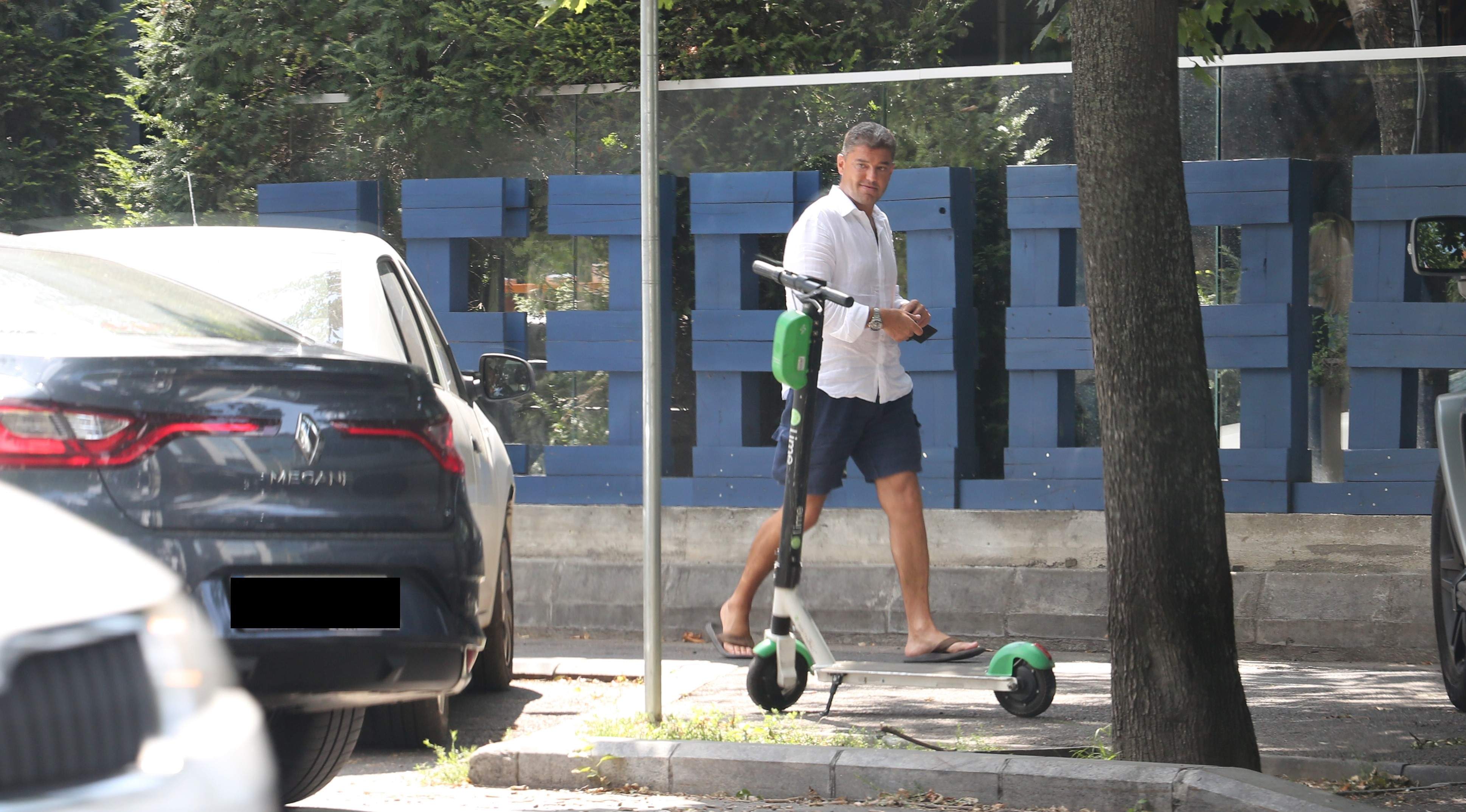 Cristian Boureanu șterge orice urmă a Laurei Dincă din viața sa! Cum a fost surprins milionarul, în timp ce arunca florile după despărțire  / PAPARAZZI