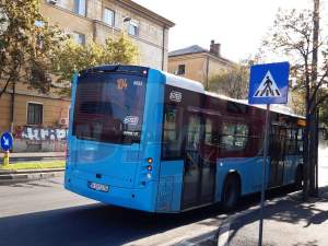 Un autobuz a luat foc la Sibiu. Mijlocul de transport în comun era plin de pasageri / VIDEO