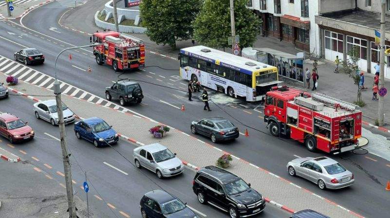 Pompierii care sting autobuzul din Sibiu