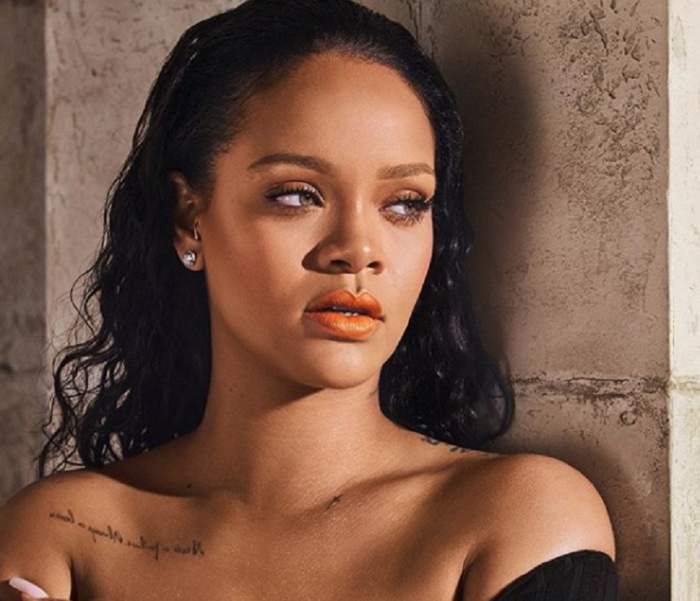 rihanna langa un zid