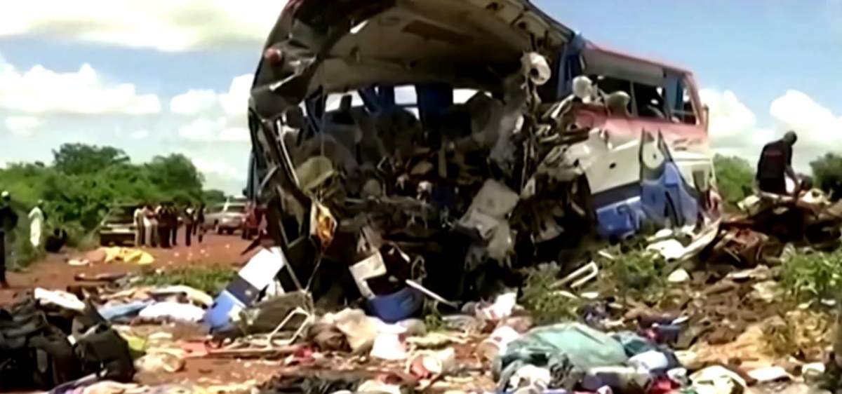 Tragedie de proporții în Africa! Cel puțin 40 de morți și peste 30 de răniți după impactul unui autobuz cu un camion / VIDEO