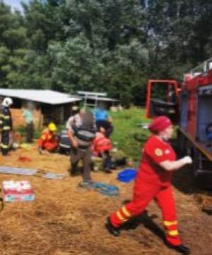 Tragedie în Suceava. Doi bărbați au căzut într-o fântănă adâncă de șase metri. Unul dintre ei a fost găsit decedat