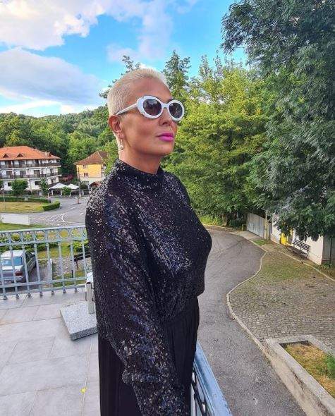 Care este motivul pentru care Monica Anghel a ales să-și facă o schimbare radicală de look. Răspunsul său i-a umit pe fani: „Viaţa e prea scurtă”