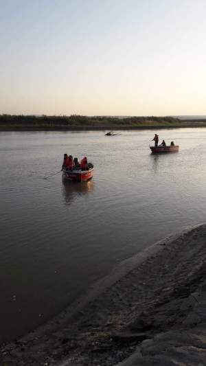 Cei cinci tineri înecați în Siret, conduși astăzi pe ultimul drum. Sicriele adolescenților, unul lângă altul în curtea bisericii