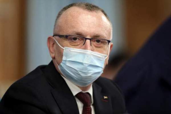 Ministrul Educației cu masca de protecție pe față