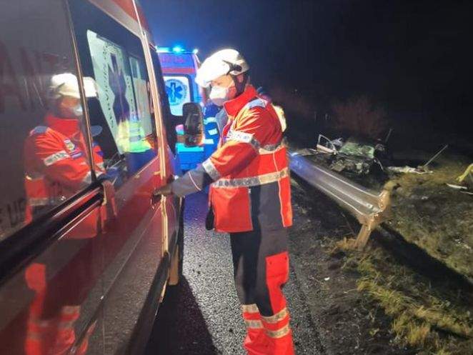 Un medic laângă o salvare, pe drum