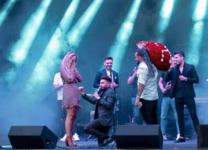 Luis Gabriel a cerut-o în căsătorie pe iubita lui, Haziran! Cum a reacționat blondina, în fața sutelor de fani / FOTO