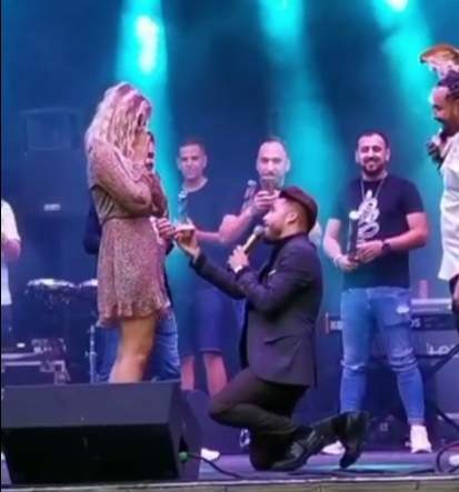 Luis Gabriel a cerut-o în căsătorie pe iubita lui, Haziran! Cum a reacționat blondina, în fața sutelor de fani / FOTO
