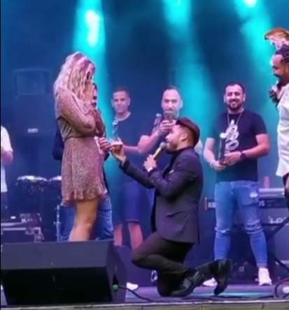 Luis Gabriel a cerut-o în căsătorie pe iubita lui, Haziran! Cum a reacționat blondina, în fața sutelor de fani / FOTO