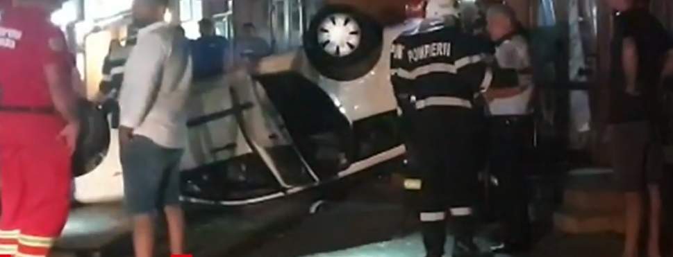 Un tânăr din Paşcani a intrat cu maşina în vitrina unui magazin, deși nu deținea permis de conducere. Bărbatul încerca să facă o glumă proprietarului autoturismului / FOTO