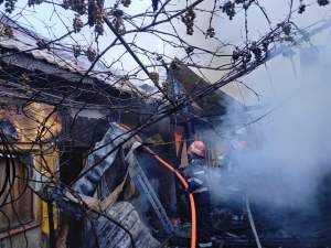 Incendiu violent în Brașov! Mai multe locuințe au fost cuprinse de flăcările mistuitoare. Două persoane au fost transportate la spital / FOTO