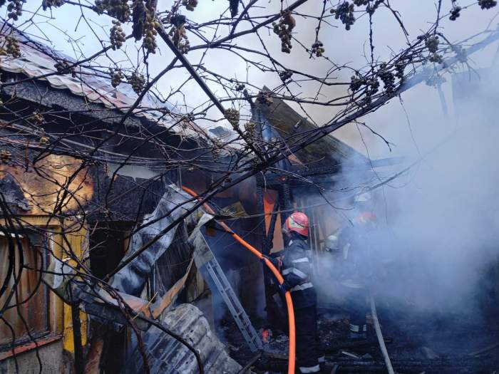 Incendiu violent în Brașov! Mai multe locuințe au fost cuprinse de flăcările mistuitoare. Două persoane au fost transportate la spital / FOTO