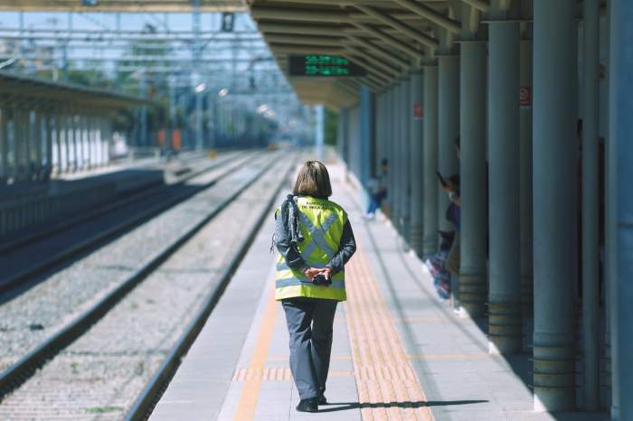 "Vreau să omor femei care par fericite". Un bărbat a înjunghiat zece persoane, într-un tren, iar două dintre ele sunt în stare extrem de gravă