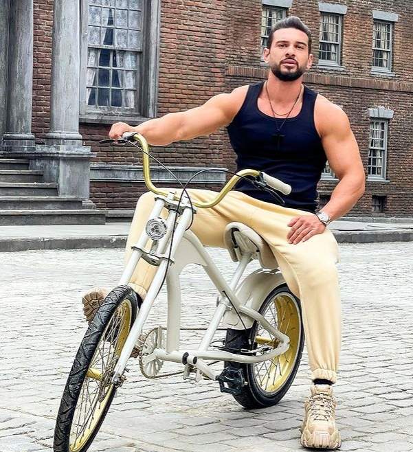 dorian popa pe bicicleta