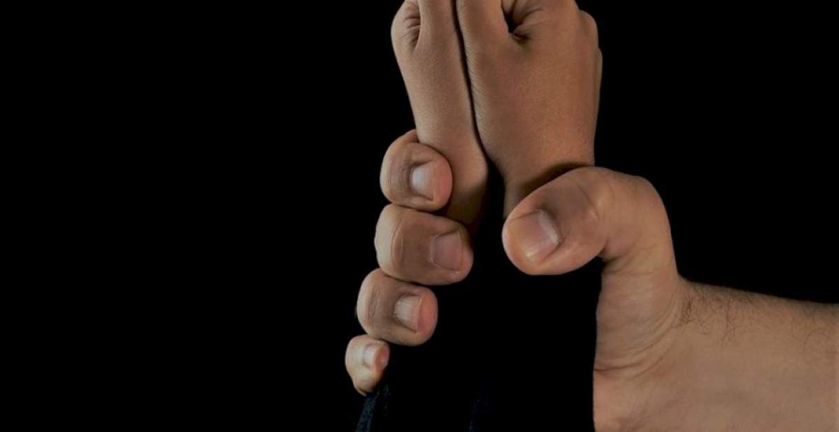 Agresorul care a bătut fără milă un copil de doar un an și șase luni a fost reținut de către oamenii legii A fost găsit și reținut agresorul copilului de un an și jumătate, care a ajuns la spital după ce a fost bătut crunt. Bărbatul are 28 de ani și este din Bistrița Năsăud