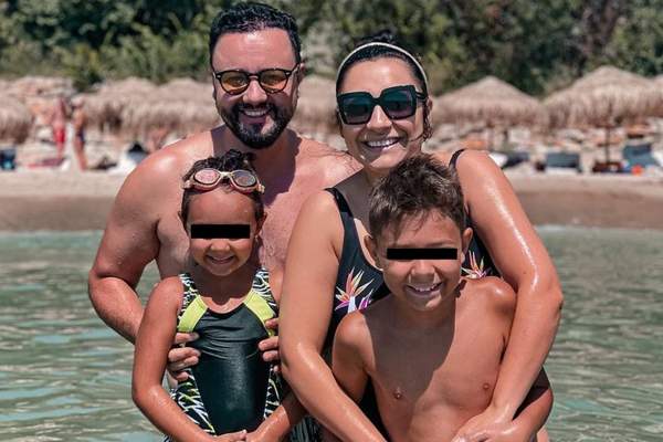 Andra, alături de familie în vacanță la mare. Cântăreața s-a fotografiat în costum de baie