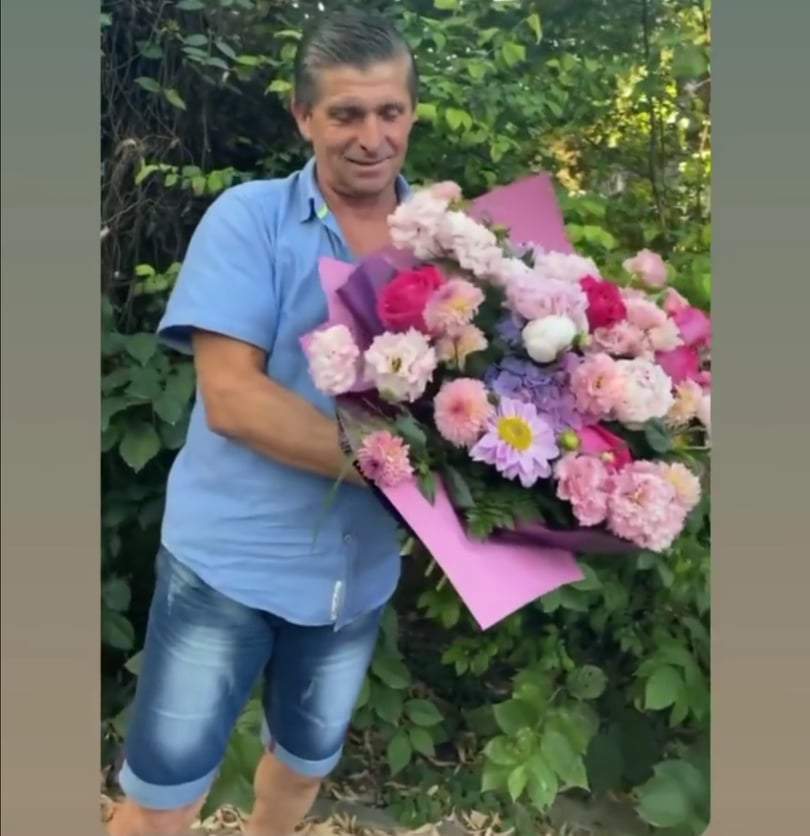 Tatăl lui Theo Rose, cu un bucht mare de flori în brațe